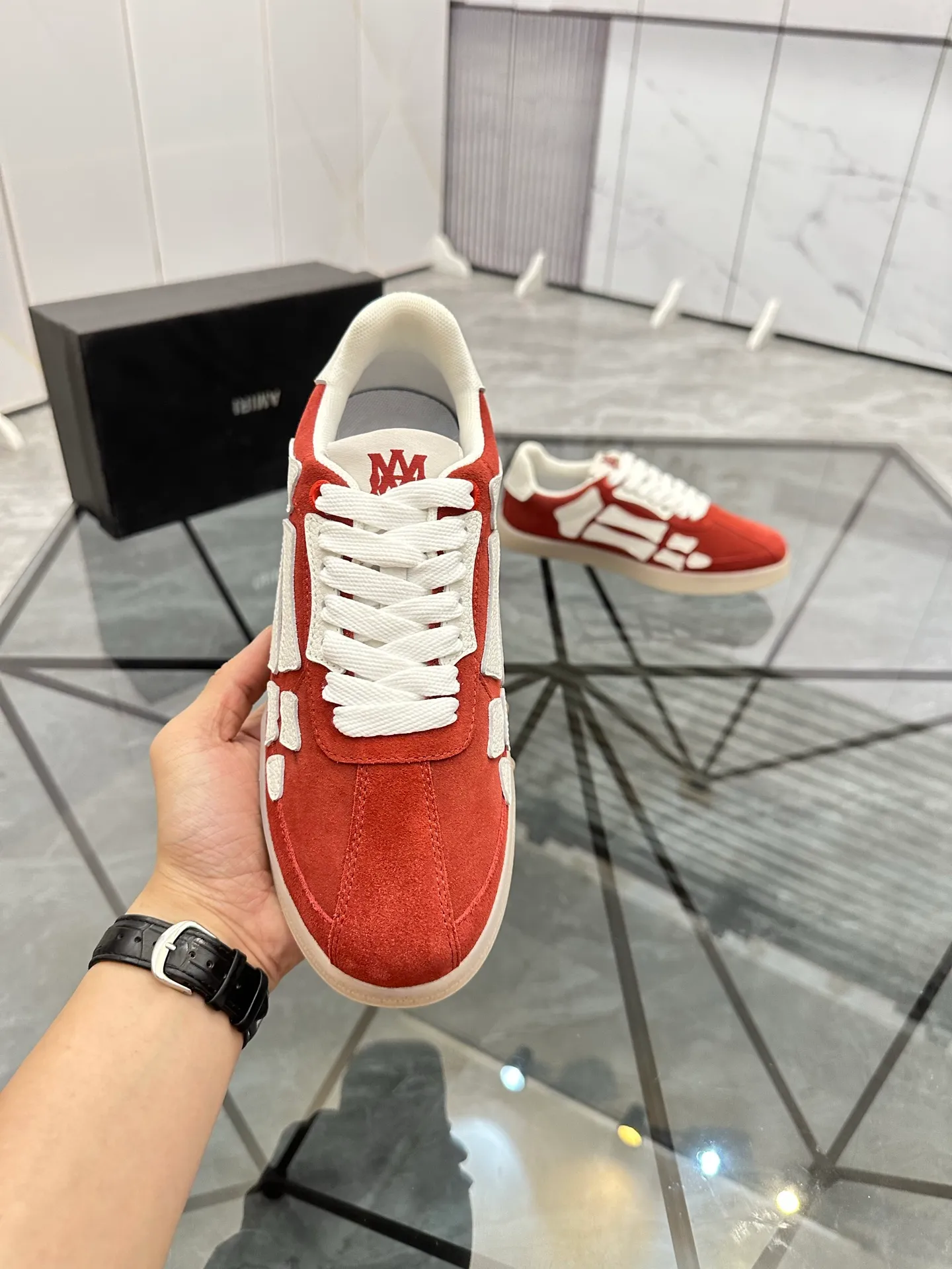 Men's shoes: 💰P420¥ Product trademark: AMIRI* "Amir*" low-top casual shoes Regular size: 38-45 (can be customized to 46) Product material: imported nubuck leather upper, breathable lining, original outsole. Number: 001
